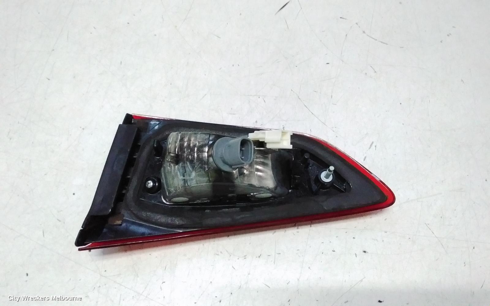 MAZDA CX3 REAR GARNISH, TAILGATE LAMP (LH SIDE), W/ HALOGEN TYPE, DK, 03/2015 ONWARDS