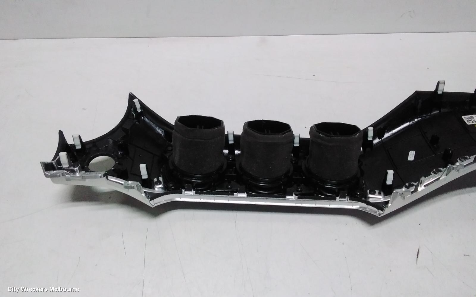 KIA STINGER, CK, 06/2017 - 04/2023, CENTER AIRVENT ASSEMBLY : 137575