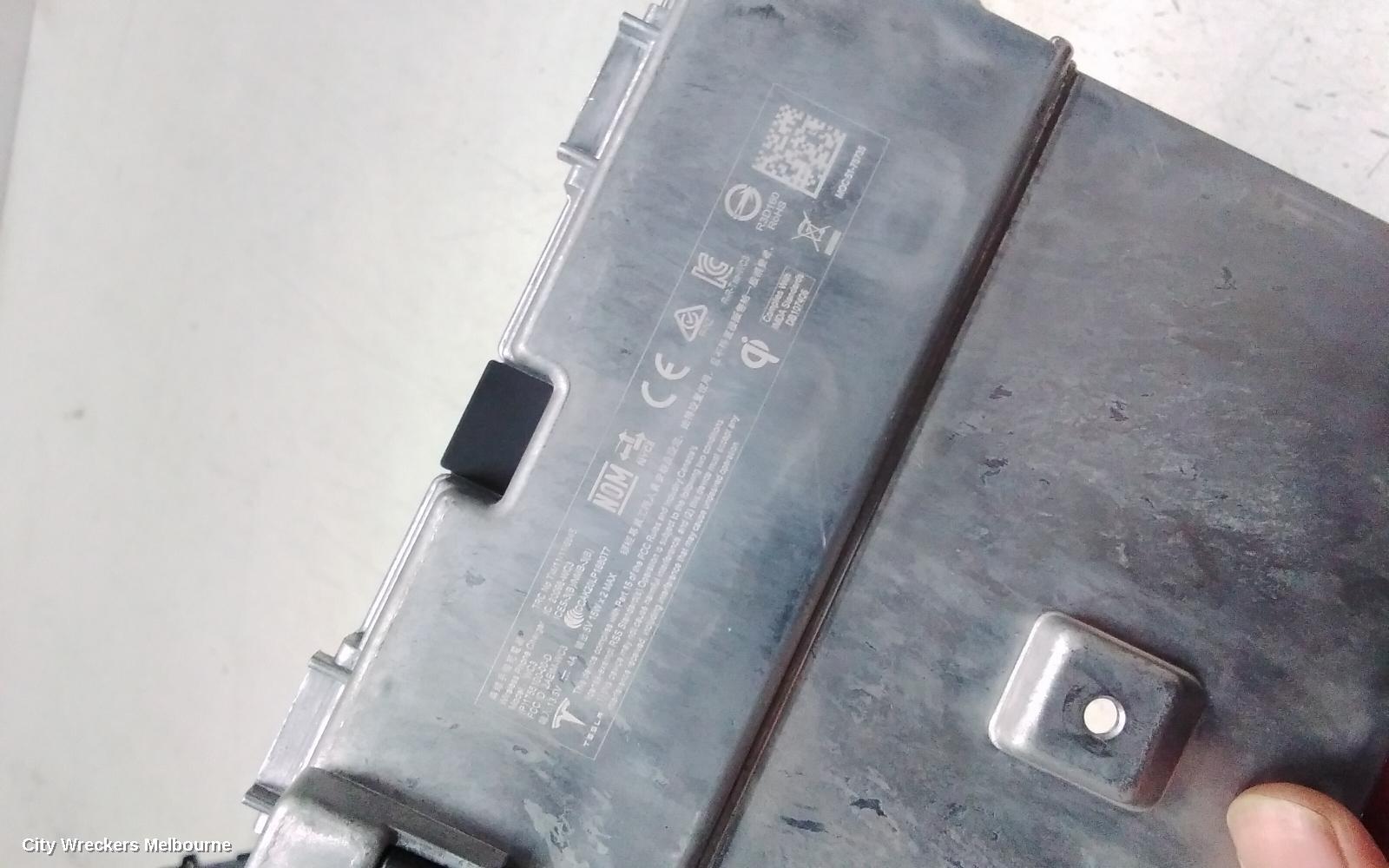 TESLA MODEL 3, 1ST GEN, 06/2019 ONWARDS, TESLA MODEL 3 Y CENTER CONSOLE INDUCTIVE CHARGER MODULE OEM 1755100-00-D GEN 2.: 138663