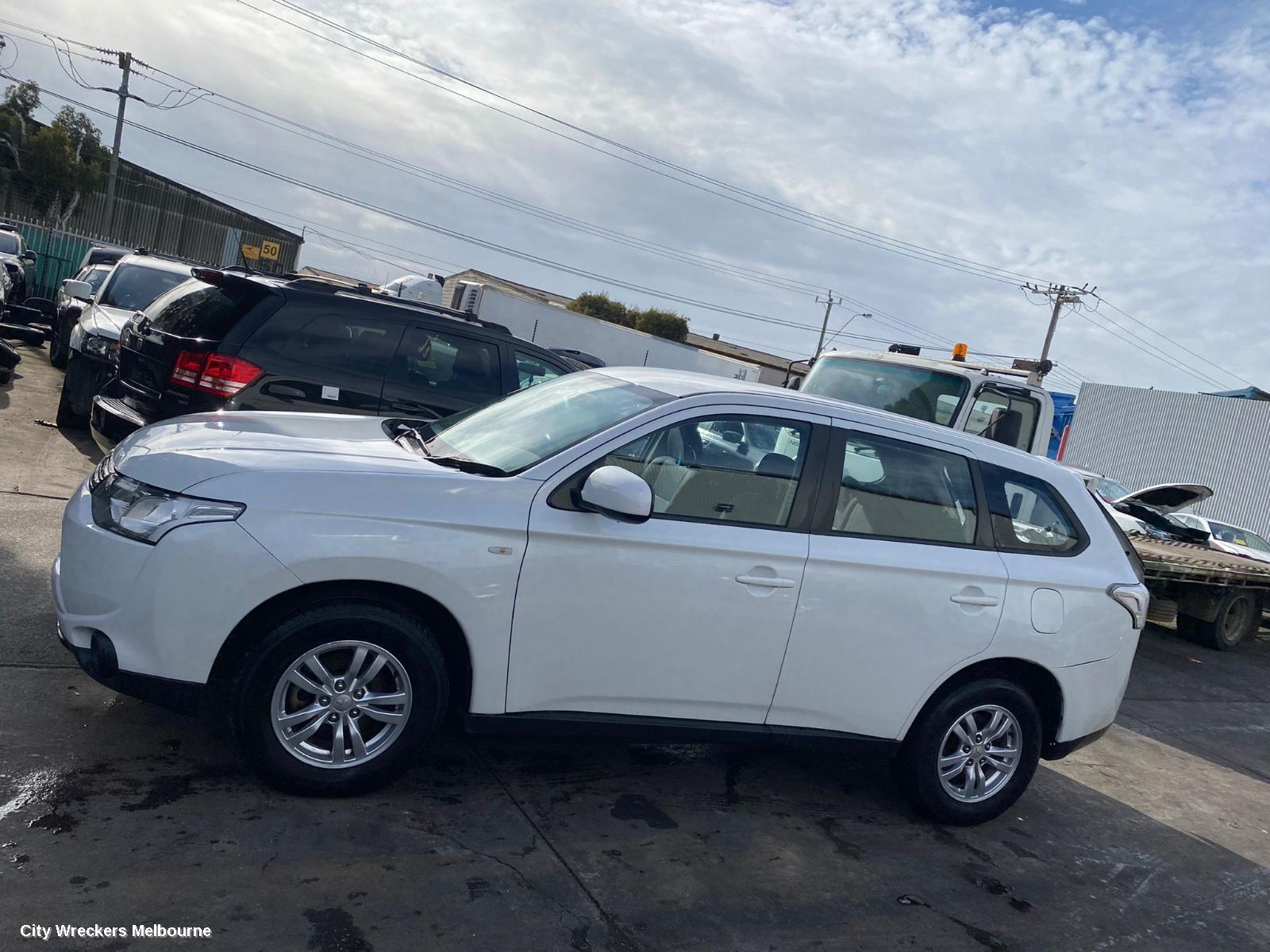 MITSUBISHI OUTLANDER LEFT GUARD, ZJ, SUIT W/ INDICATOR, 10/2012 - 02/2014