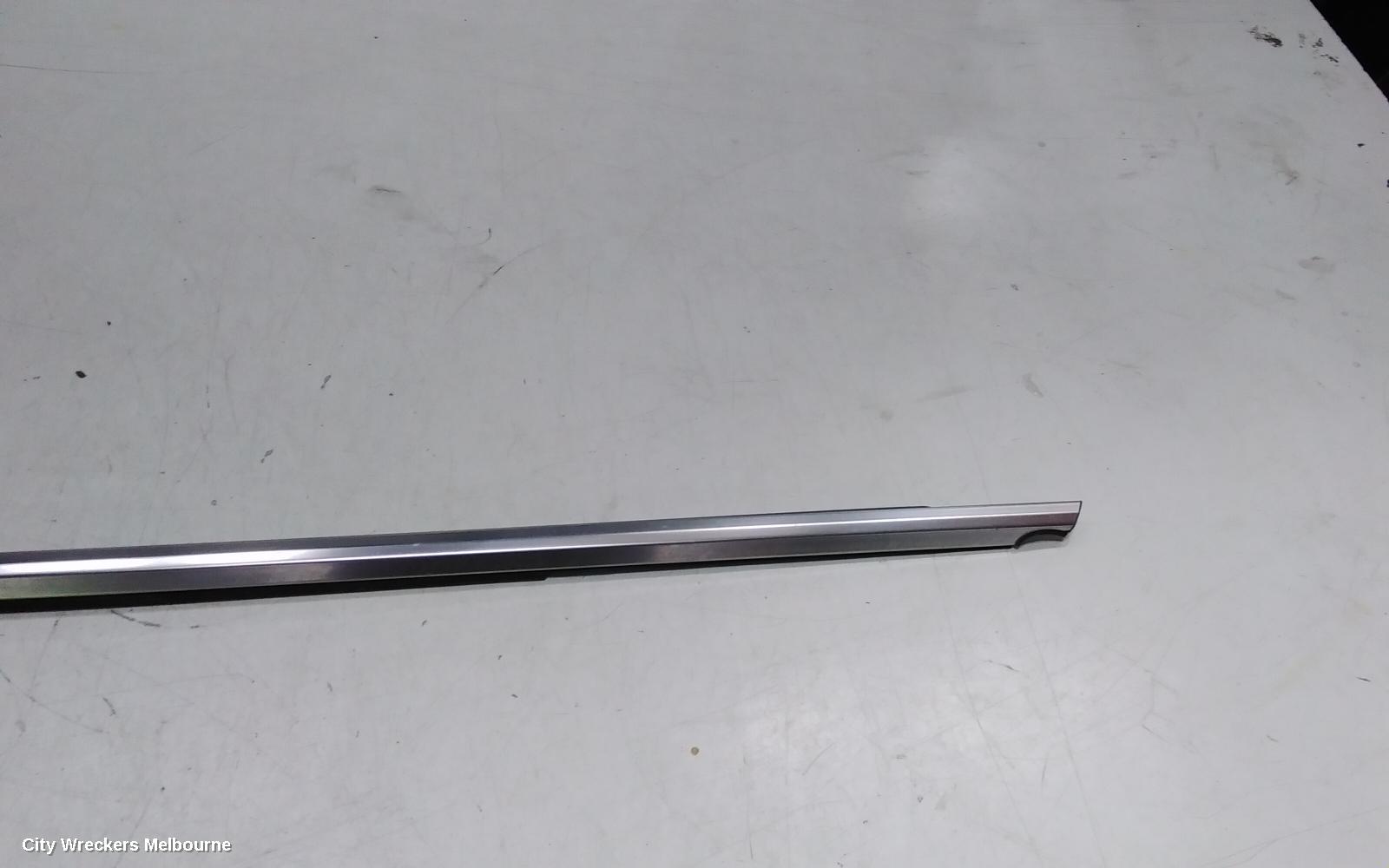 KIA SORENTO DOOR MOULD, MIDDLE CHROME MOULD: 139646, LH FRONT, MQ4, 02/2020 ONWARDS