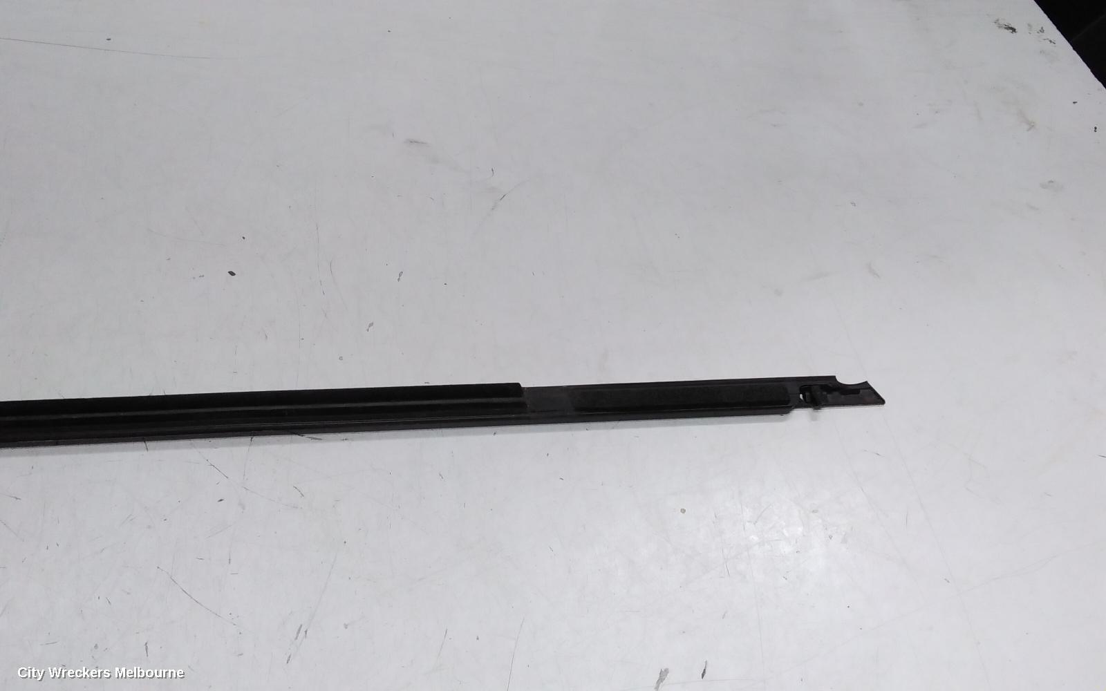 KIA SORENTO DOOR MOULD, MIDDLE CHROME MOULD: 139646, LH FRONT, MQ4, 02/2020 ONWARDS