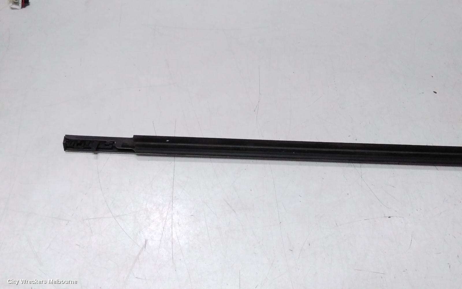 KIA SORENTO DOOR MOULD, MIDDLE CHROME MOULD: 139646, LH FRONT, MQ4, 02/2020 ONWARDS