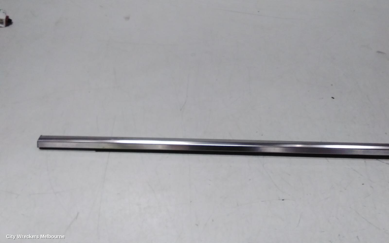 KIA SORENTO DOOR MOULD, MIDDLE CHROME MOULD: 139646, LH FRONT, MQ4, 02/2020 ONWARDS