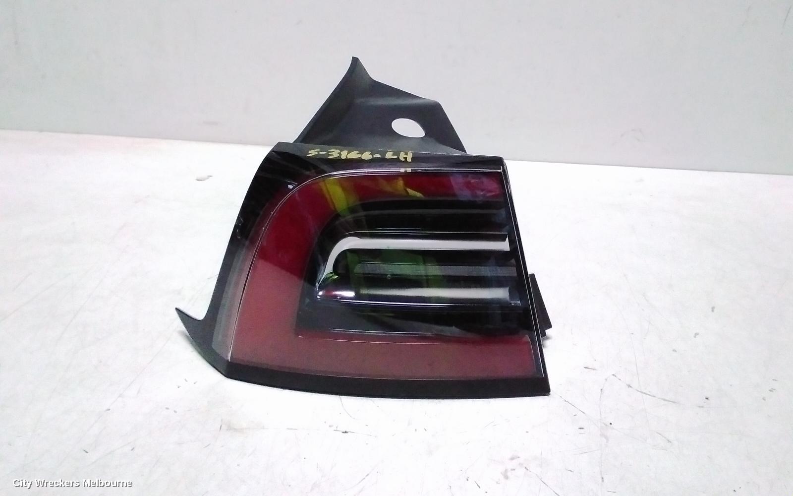 TESLA MODEL Y LEFT TAILLIGHT, 1ST GEN, IN BODY, 03/2022 ONWARDS