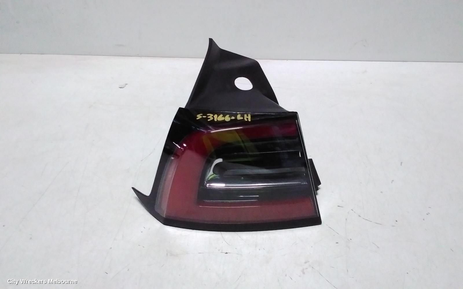 TESLA MODEL Y LEFT TAILLIGHT, 1ST GEN, IN BODY, 03/2022 ONWARDS
