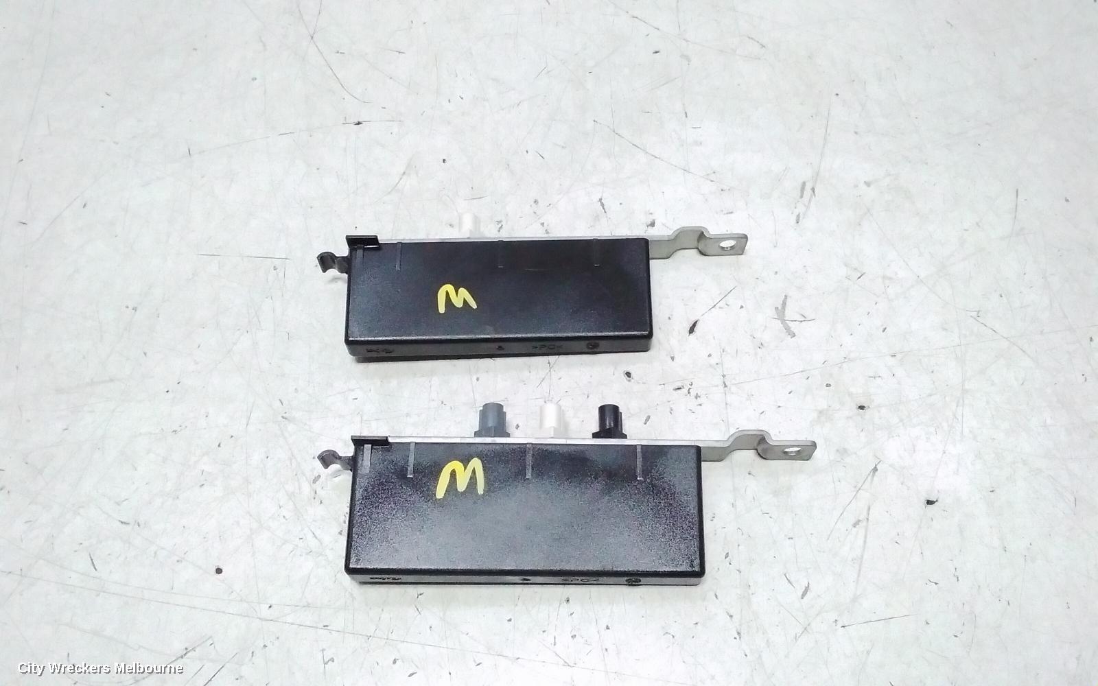 PORSCHE CAYENNE, 92A, 07/2010 - 04/2018, PAIR OF ANTENNA BOOSTER / 7P5 035225N / 7P5 035 225 N : 141251