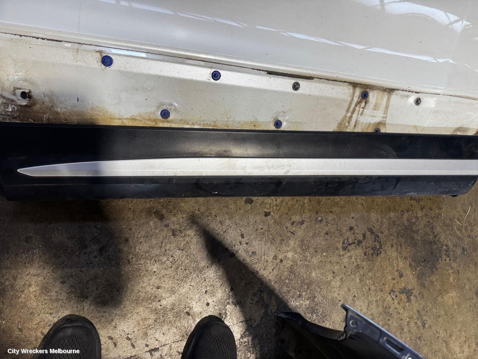 TOYOTA KLUGER RIGHT FRONT DOOR, GSU40-GSU45, 08/2007 - 02/2014