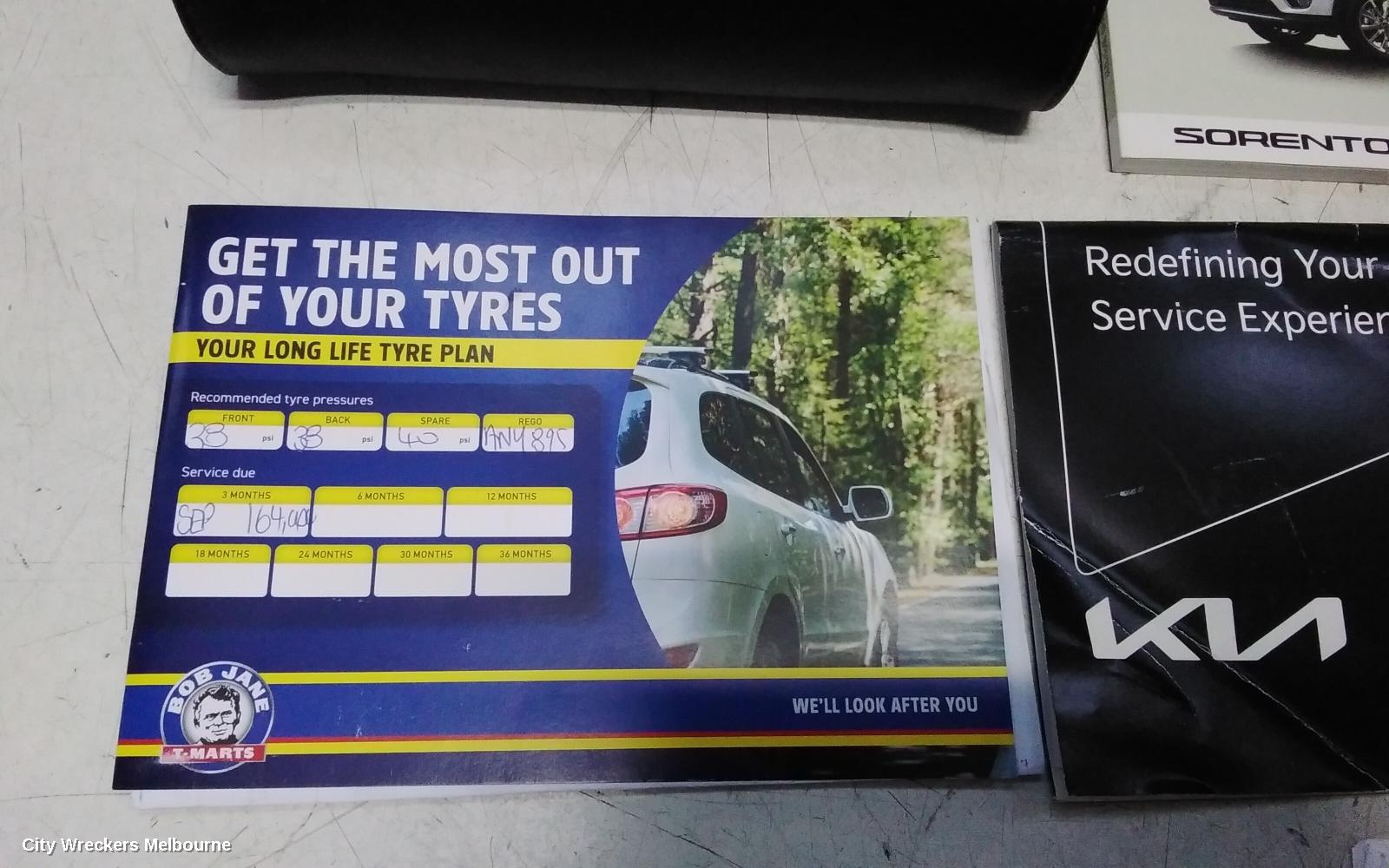 KIA SORENTO OWNERS HANDBOOK, UM, 03/2015 - 02/2020