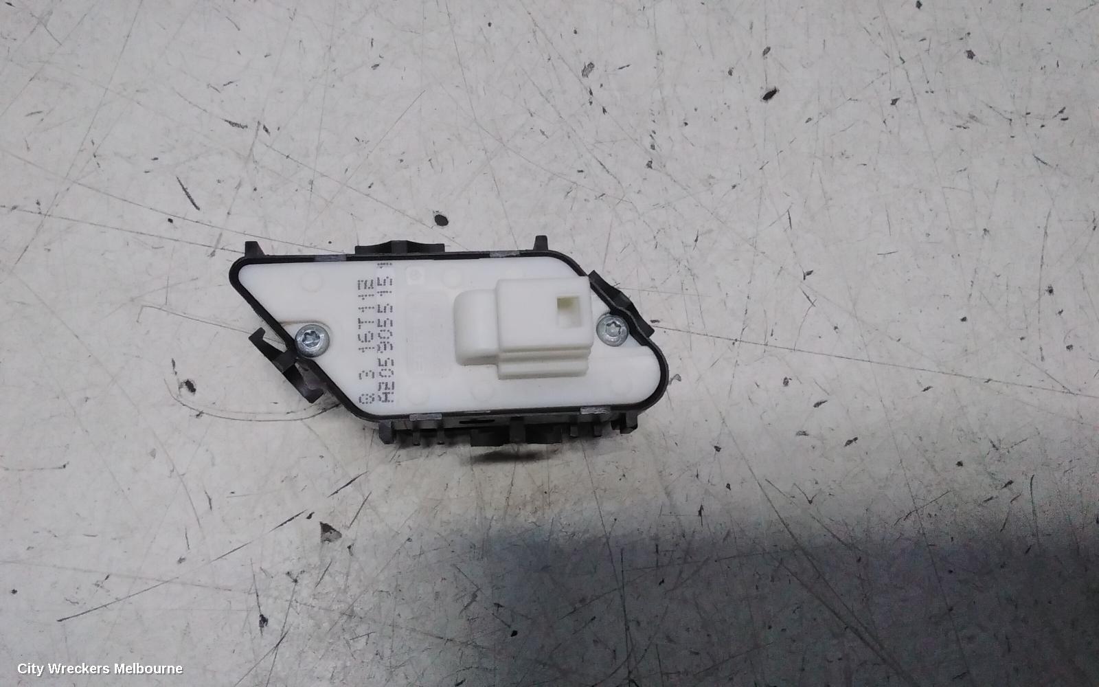 MERCEDES C CLASS, W205, 08/2014 - 07/2023, LOCK BUTTON RF - A 205 905 515: 141790