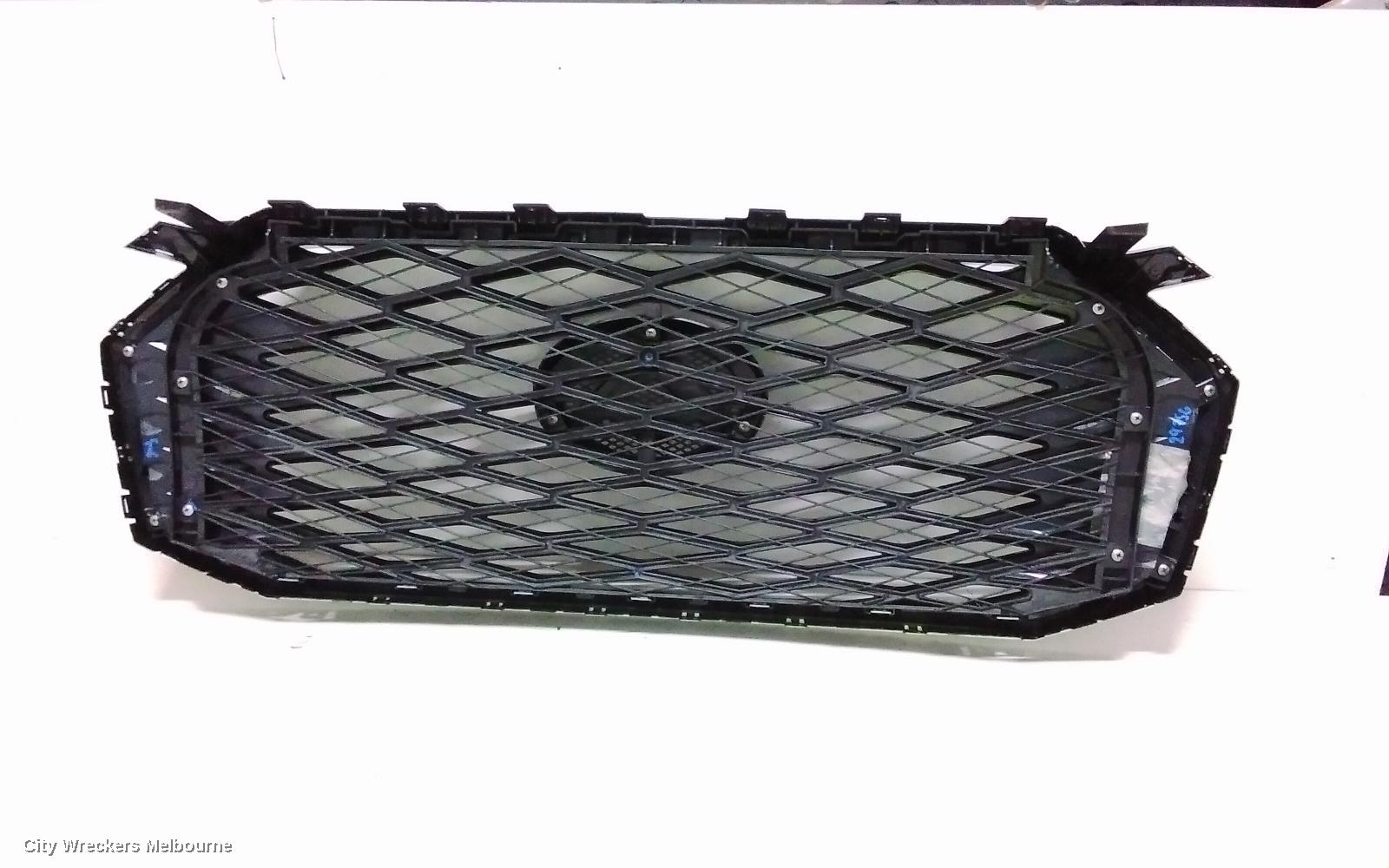 LDV D90 GRILLE, RADIATOR GRILLE, 3 BARS, LIGHT GREY, SV9A, 11/2017 - 04/2024