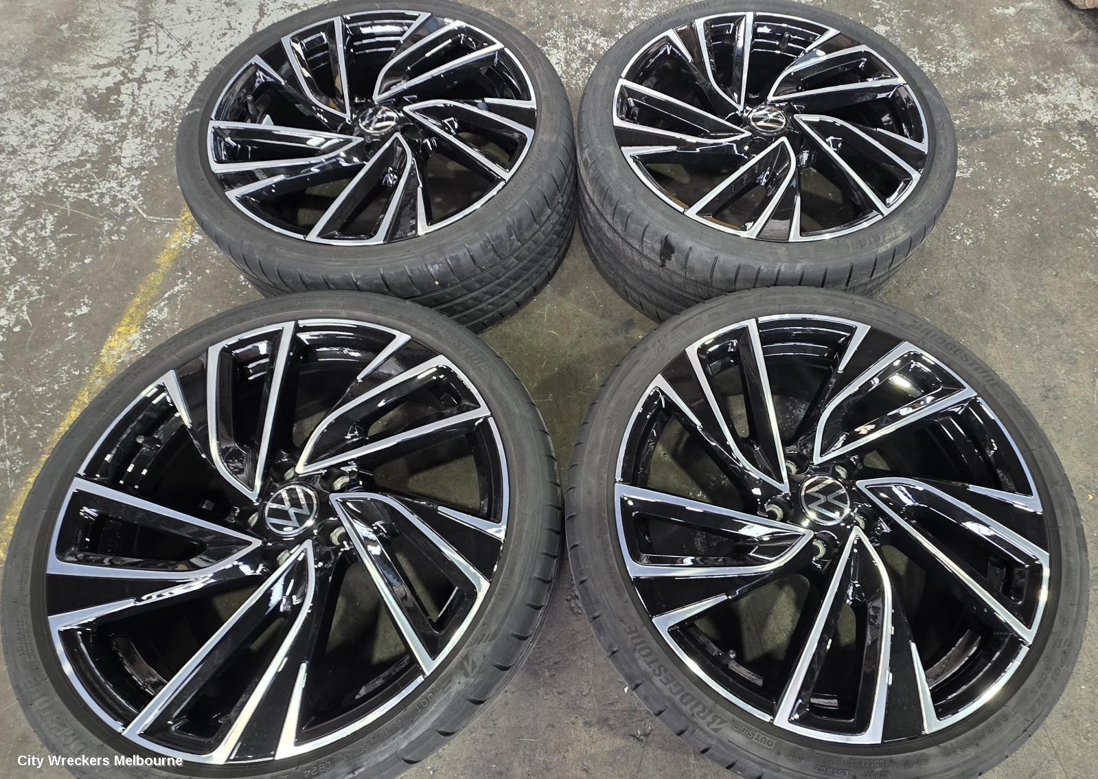 VOLKSWAGEN GOLF WHEEL MAG, FACTORY, 19X8IN, ADELAIDE, 5 V SPOKE, BI-COLOUR, GEN 8, 09/2020 - 06/2024