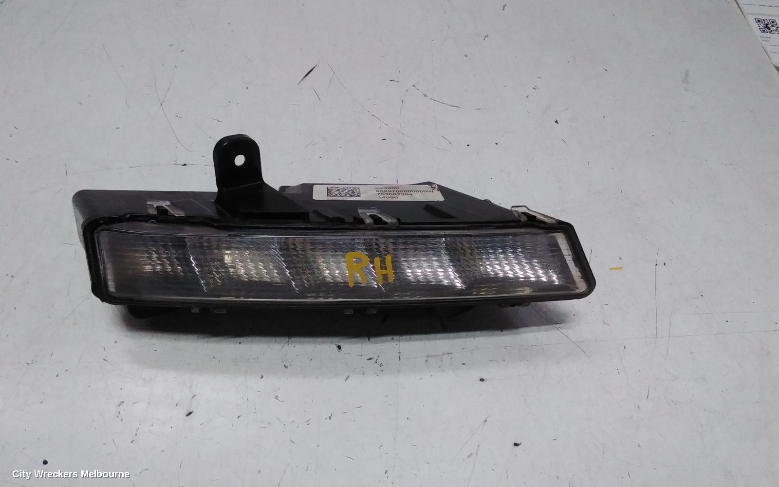 HOLDEN COMMODORE RIGHT INDICATOR/FOG/SIDE, BUMPER FOGLAMP SURROUND, VF, CALAIS/CALAIS-V, 05/2013 - 12/2017