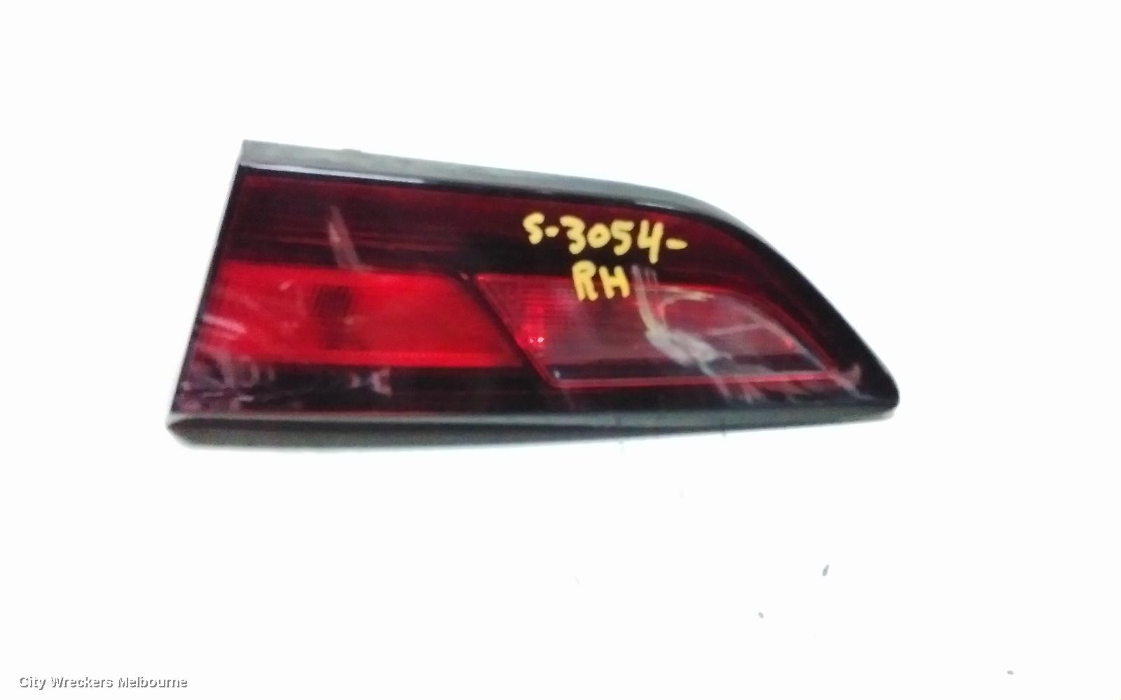 HOLDEN ASTRA REAR GARNISH, TAILGATE LAMP (RH SIDE), BK, 5DR HATCH, R/RS, NON LED TYPE, 09/2016 ONWARDS