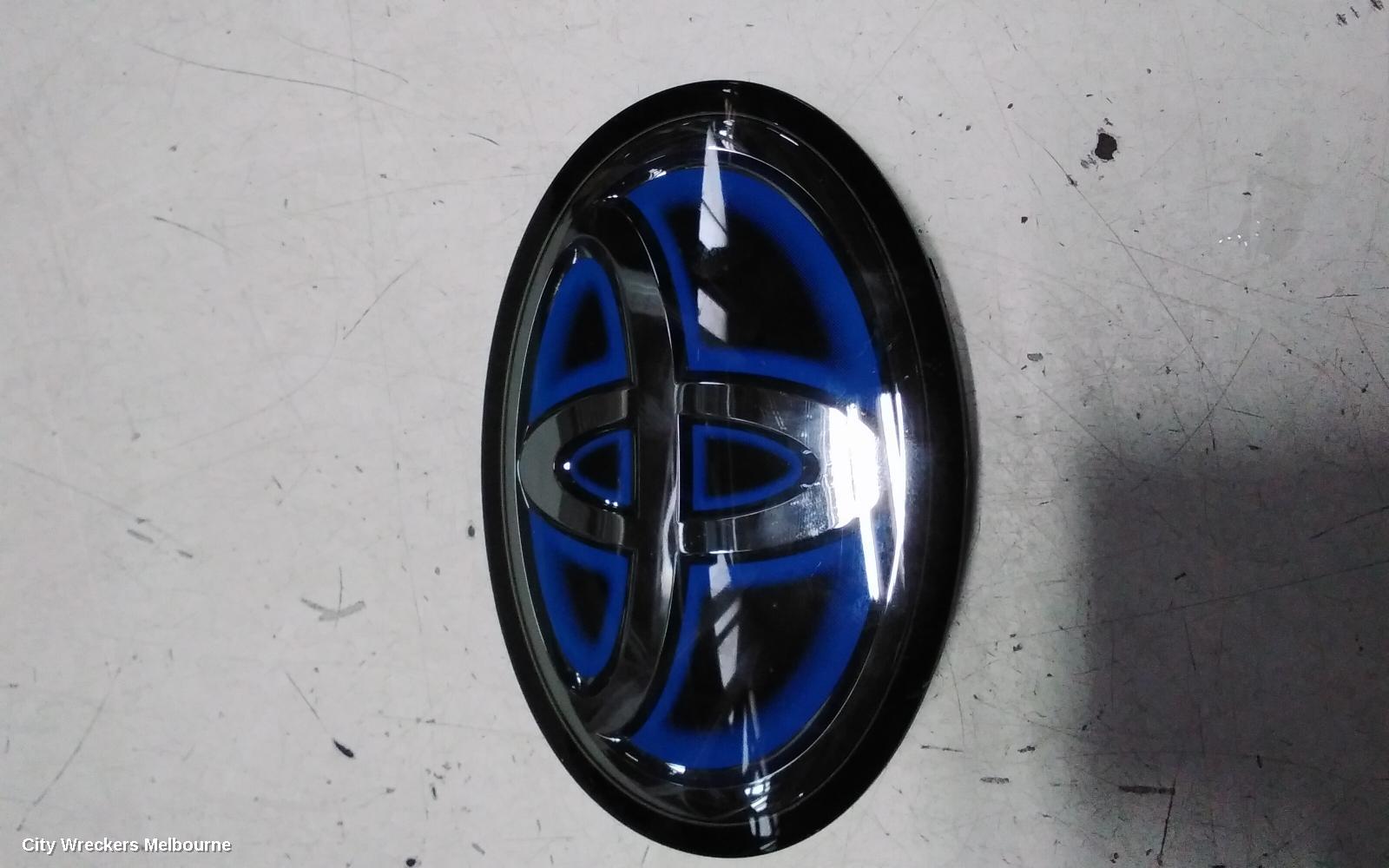TOYOTA KLUGER BADGE, RADIATOR GRILLE BADGE, HYBRID TYPE, XU70 SERIES, 03/2021 ONWARDS