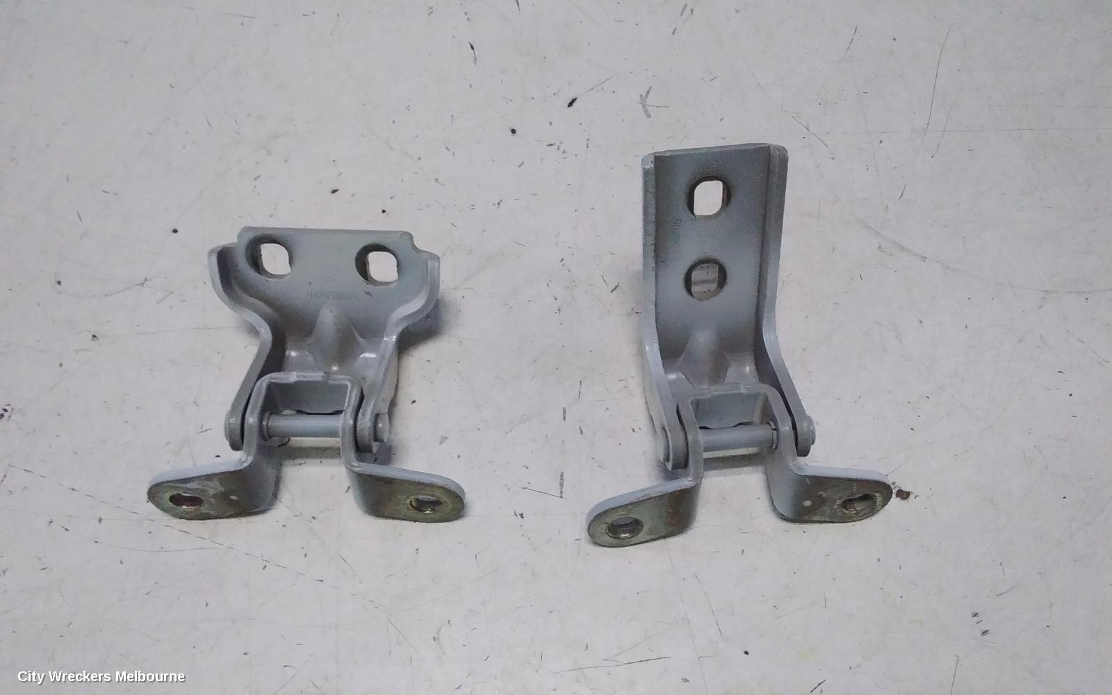 LDV G10 DOOR HINGE/RUNNER, UPPER, RH FRONT, SV7A/SV7C, WAGON/VAN, 04/2015 ONWARDS