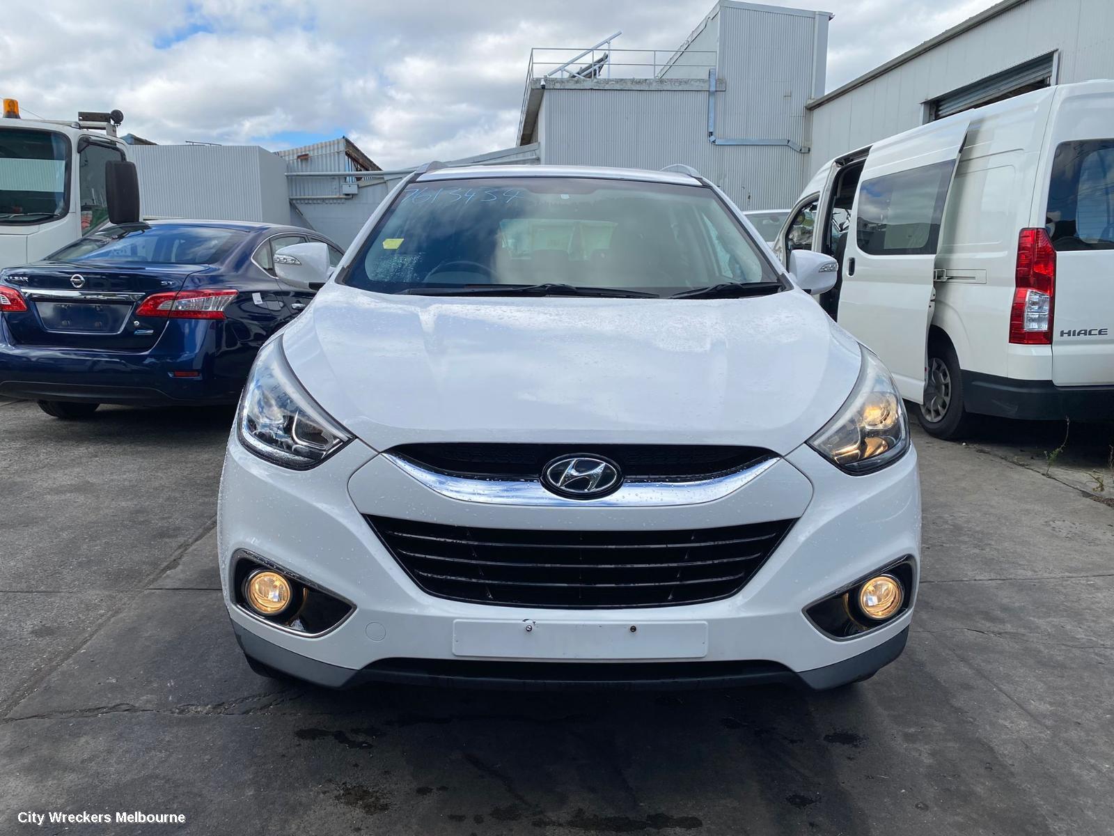 HYUNDAI IX35 LEFT FRONT DOOR, LM SERIES, NON MOULD TYPE, 11/2009 - 01/2016
