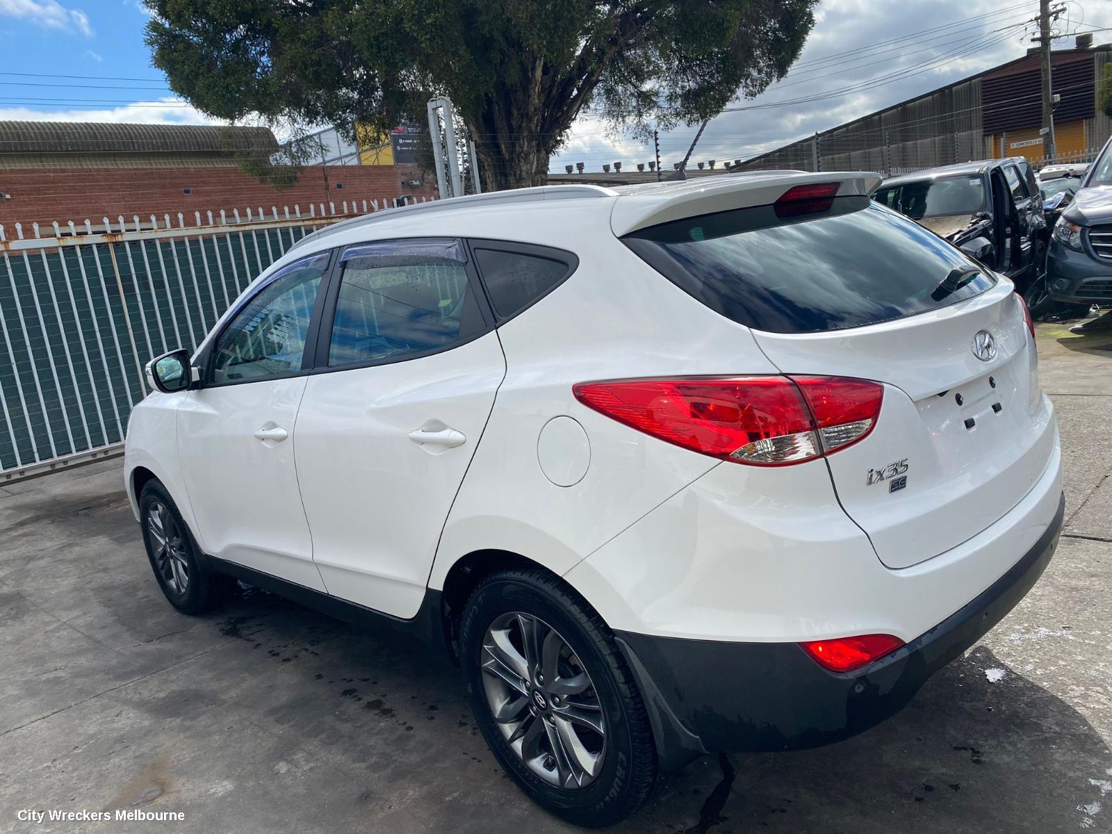 HYUNDAI IX35 LEFT FRONT DOOR, LM SERIES, NON MOULD TYPE, 11/2009 - 01/2016