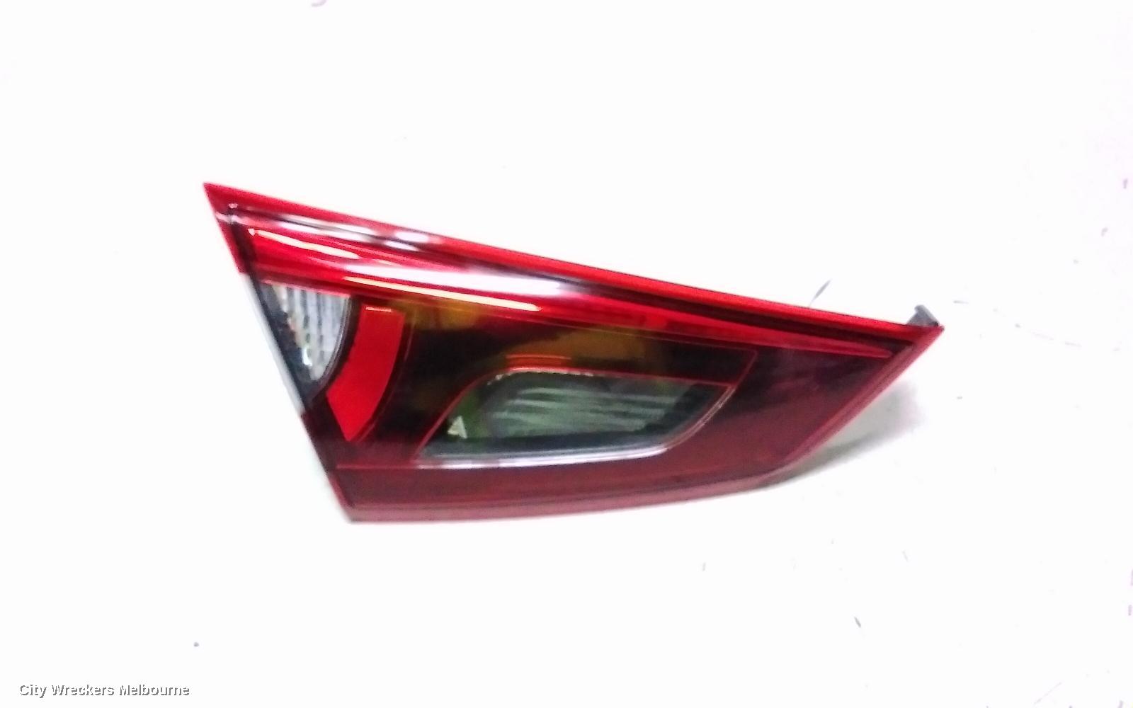 MAZDA 2 REAR GARNISH, DL, BOOTLID LAMP (LH SIDE), 08/2015 ONWARDS