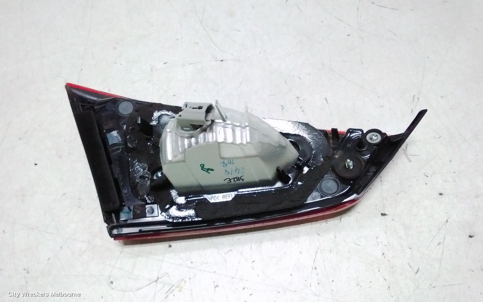 MAZDA 2 REAR GARNISH, DL, BOOTLID LAMP (RH SIDE), 08/2015 ONWARDS