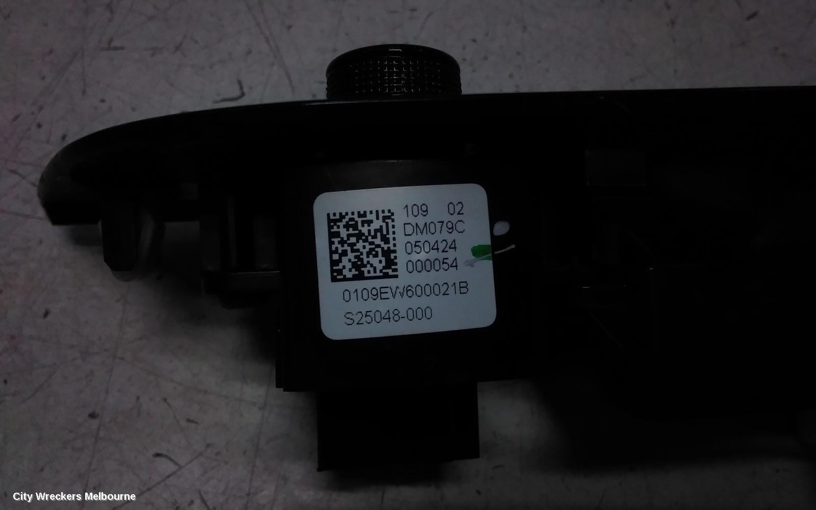 MAHINDRA XUV700 PWR DR WIND SWITCH, W601, RH FRONT (MASTER), 01/2023 ONWARDS