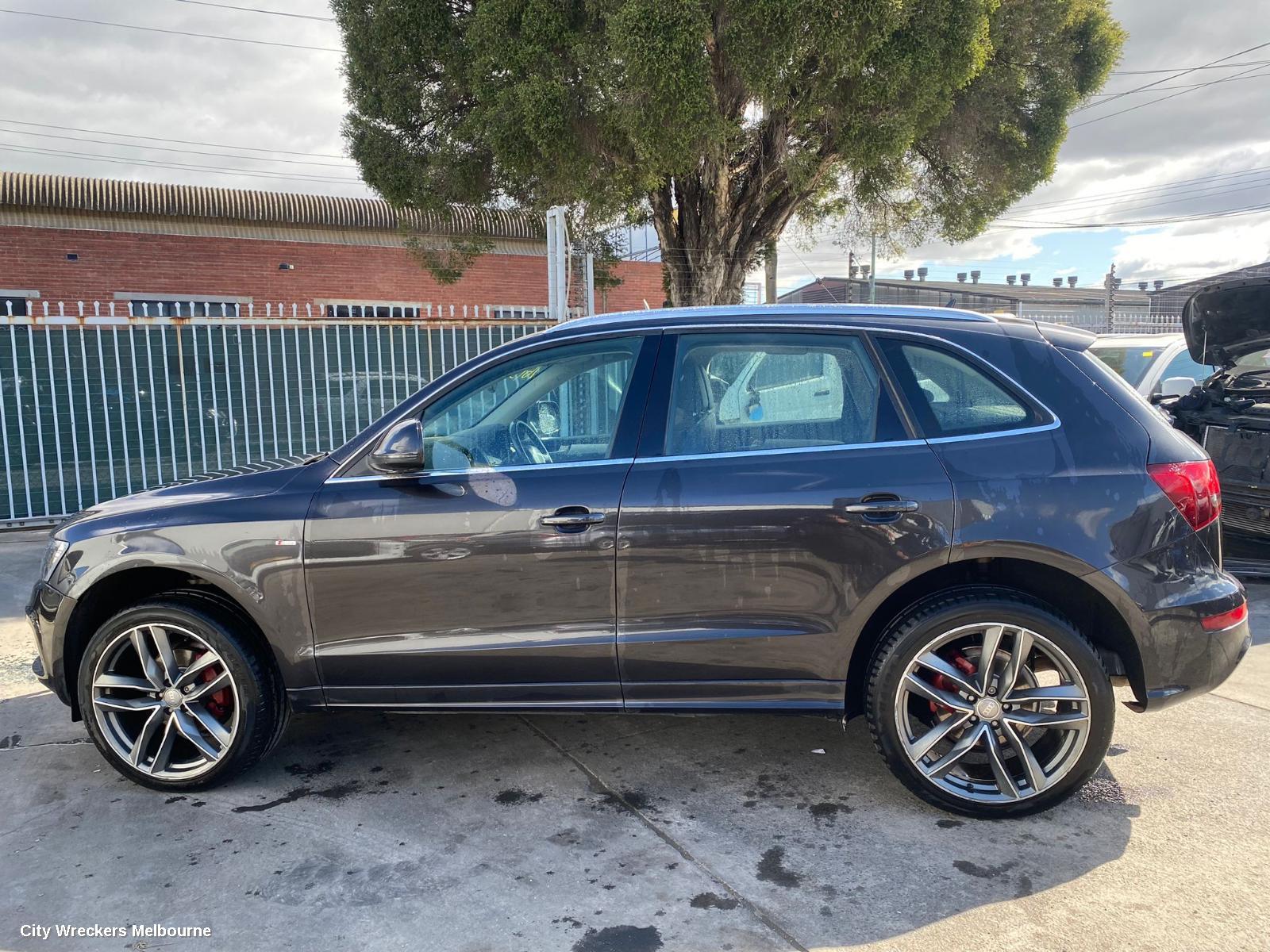 AUDI Q5 LEFT FRONT DOOR, 8R, 03/2009 - 08/2013