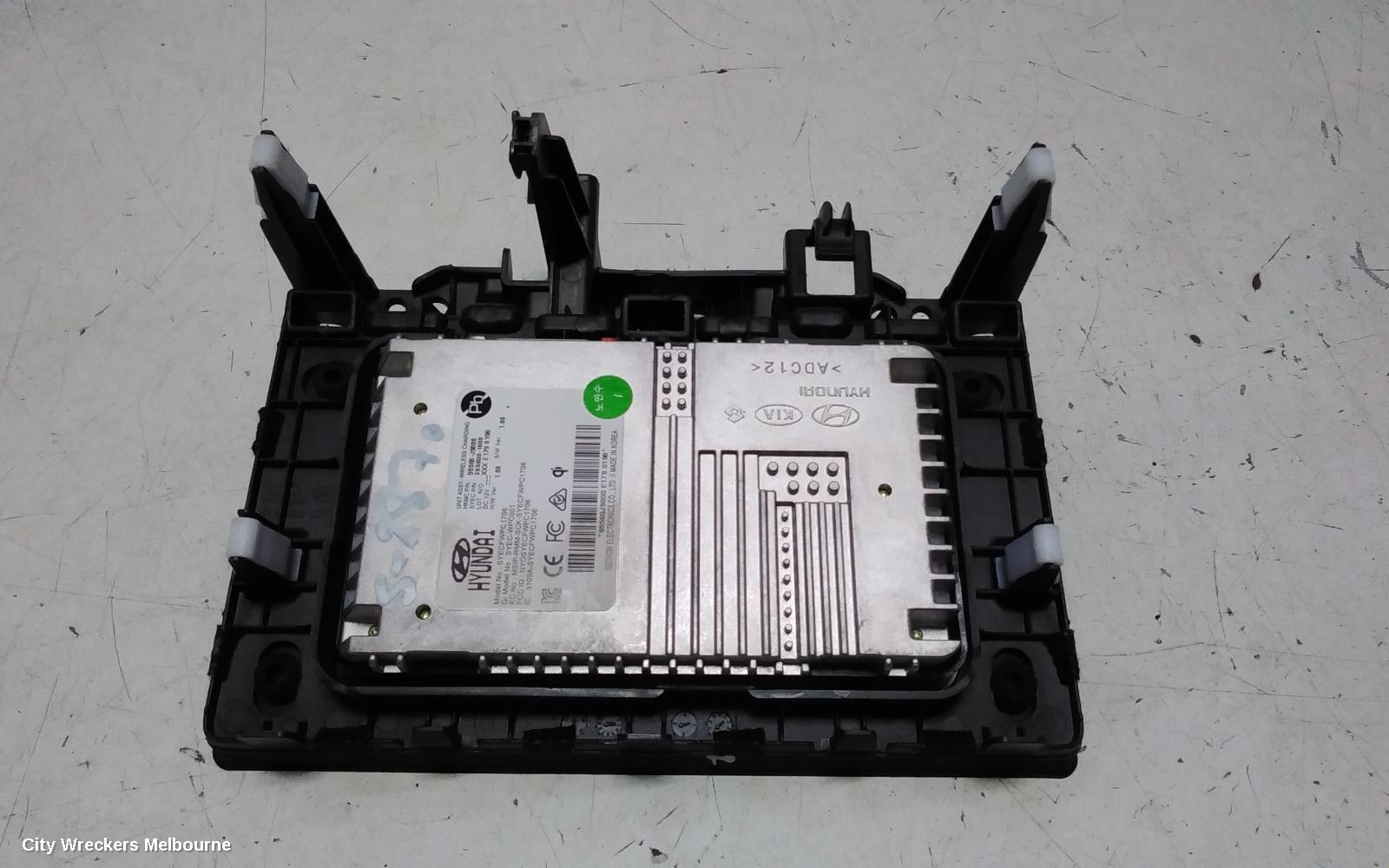 HYUNDAI KONA, CHARGING POINT, USB & AUX PORT (IN FRONT OF CENTRE CONSOLE), OS, 09/2017 - 07/2023, 95560-J9000 WIRELESS CHARGER: 151303