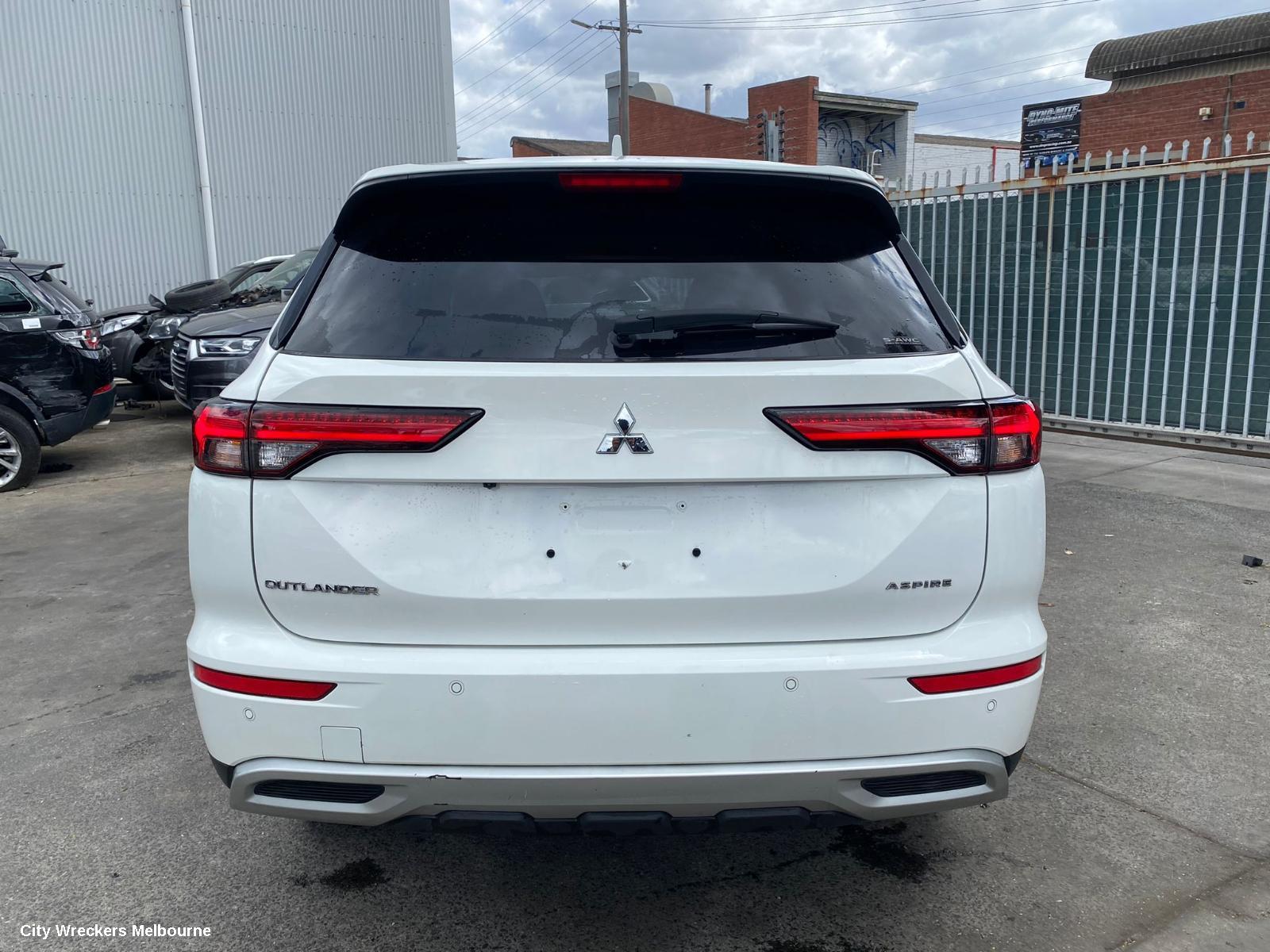 MITSUBISHI OUTLANDER CONSOLE, ZM, CONSOLE LID ONLY, BLACK, 08/2021 ONWARDS