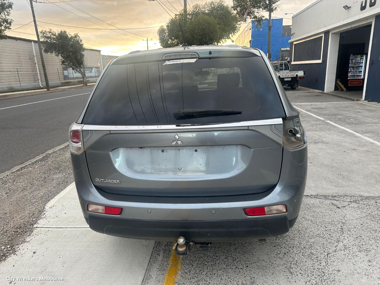 MITSUBISHI OUTLANDER RIGHT FRONT DOOR, ZJ, 10/2012 - 03/2015