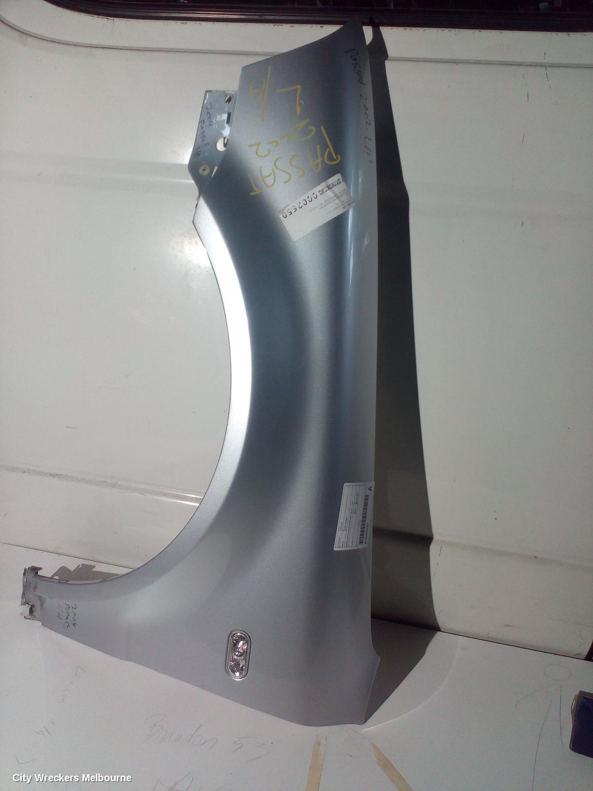 VOLKSWAGEN PASSAT LEFT GUARD, 3B/GP, SUIT W/ REPEATER LAMP, 02/2001 - 11/2005