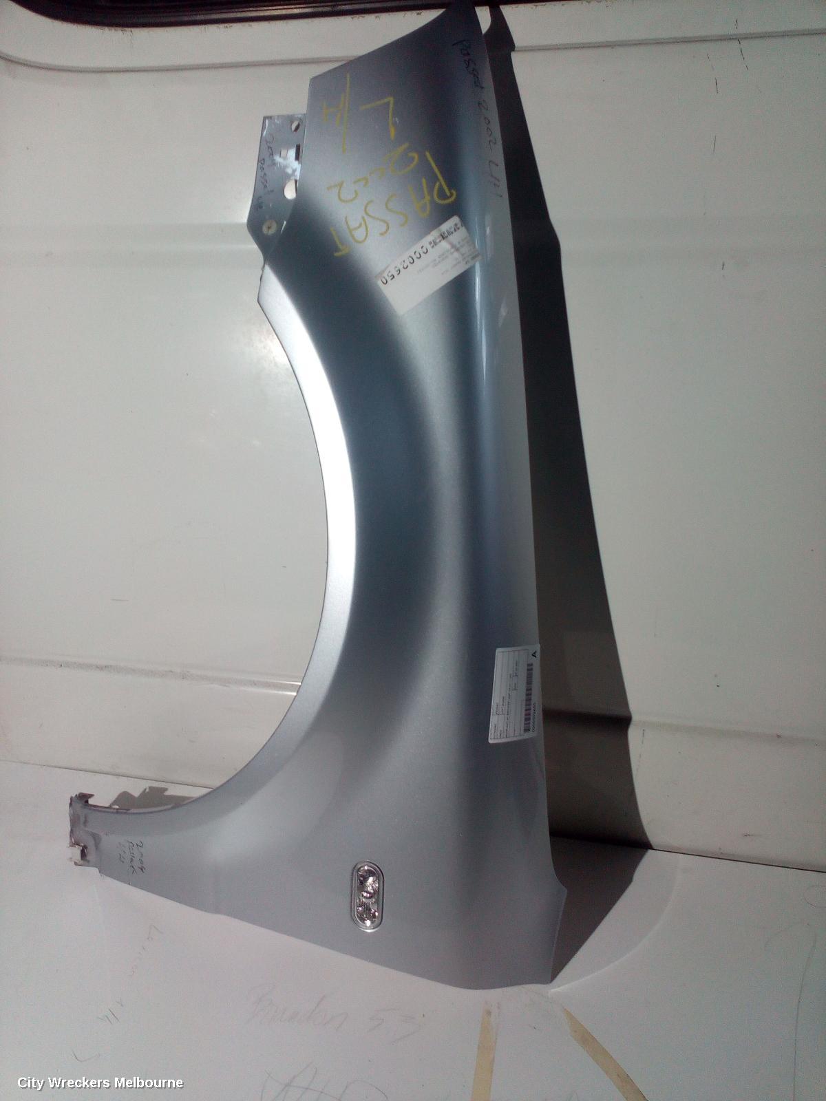 VOLKSWAGEN PASSAT LEFT GUARD, 3B/GP, SUIT W/ REPEATER LAMP, 02/2001 - 11/2005