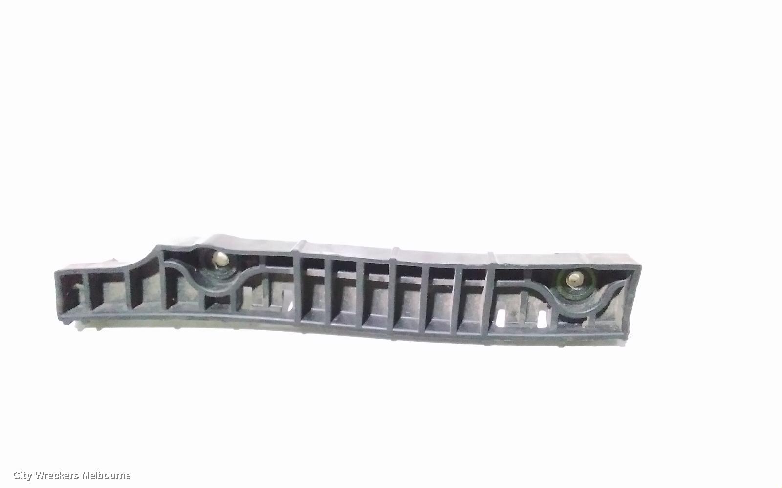 HYUNDAI I20, PB 04/2010 - 12/2015, RHF BAR BRACKET: 2717