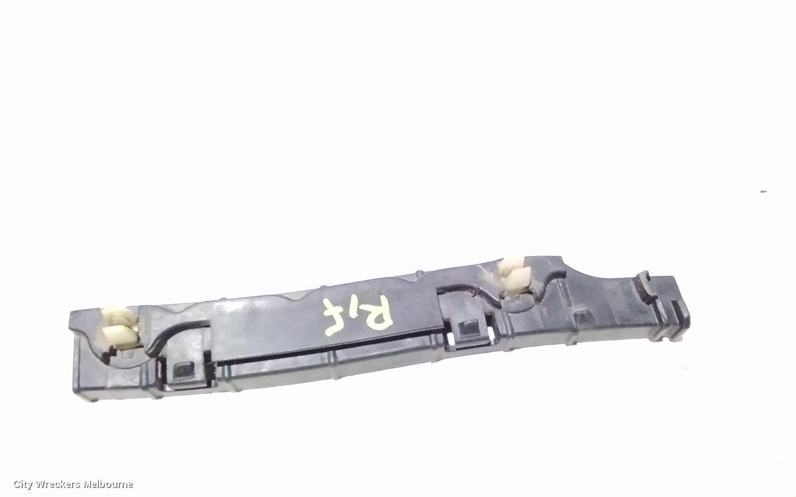 HYUNDAI I20, PB 04/2010 - 12/2015, RHF BAR BRACKET: 2717