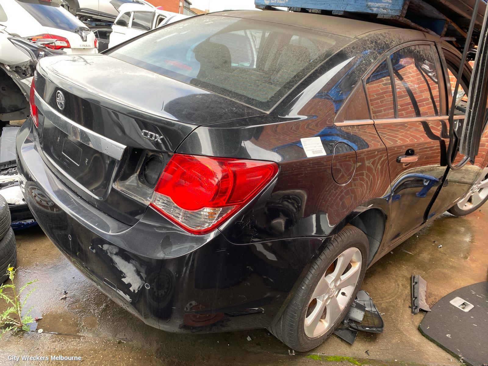 HOLDEN CRUZE LEFT GUARD, JG-JH, CD/CDX/EQUIPE/Z SERIES, W/ INDICATOR, NON SKIRT TYPE, 03/2009 - 12/2014