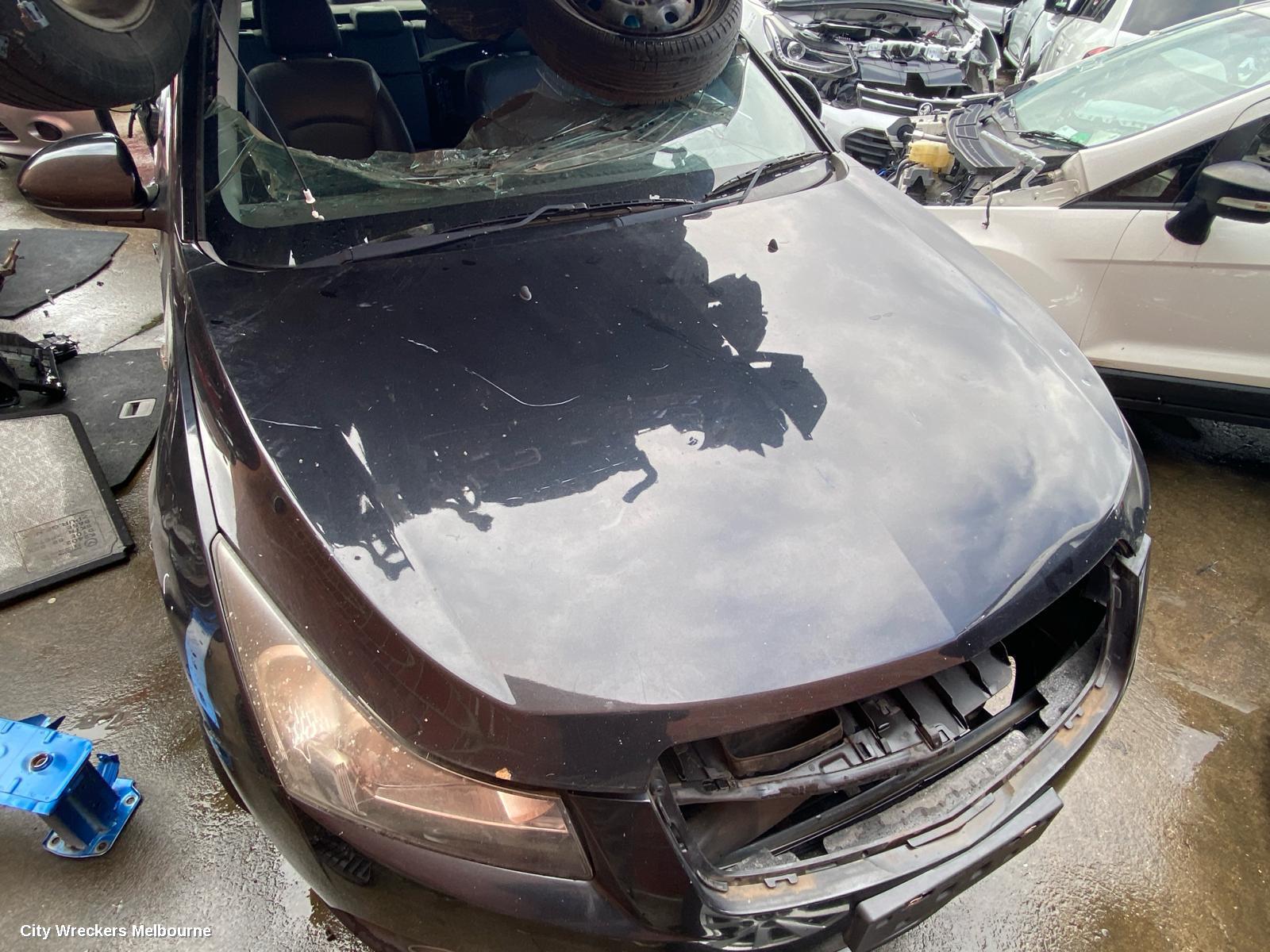 HOLDEN CRUZE LEFT GUARD, JG-JH, CD/CDX/EQUIPE/Z SERIES, W/ INDICATOR, NON SKIRT TYPE, 03/2009 - 12/2014