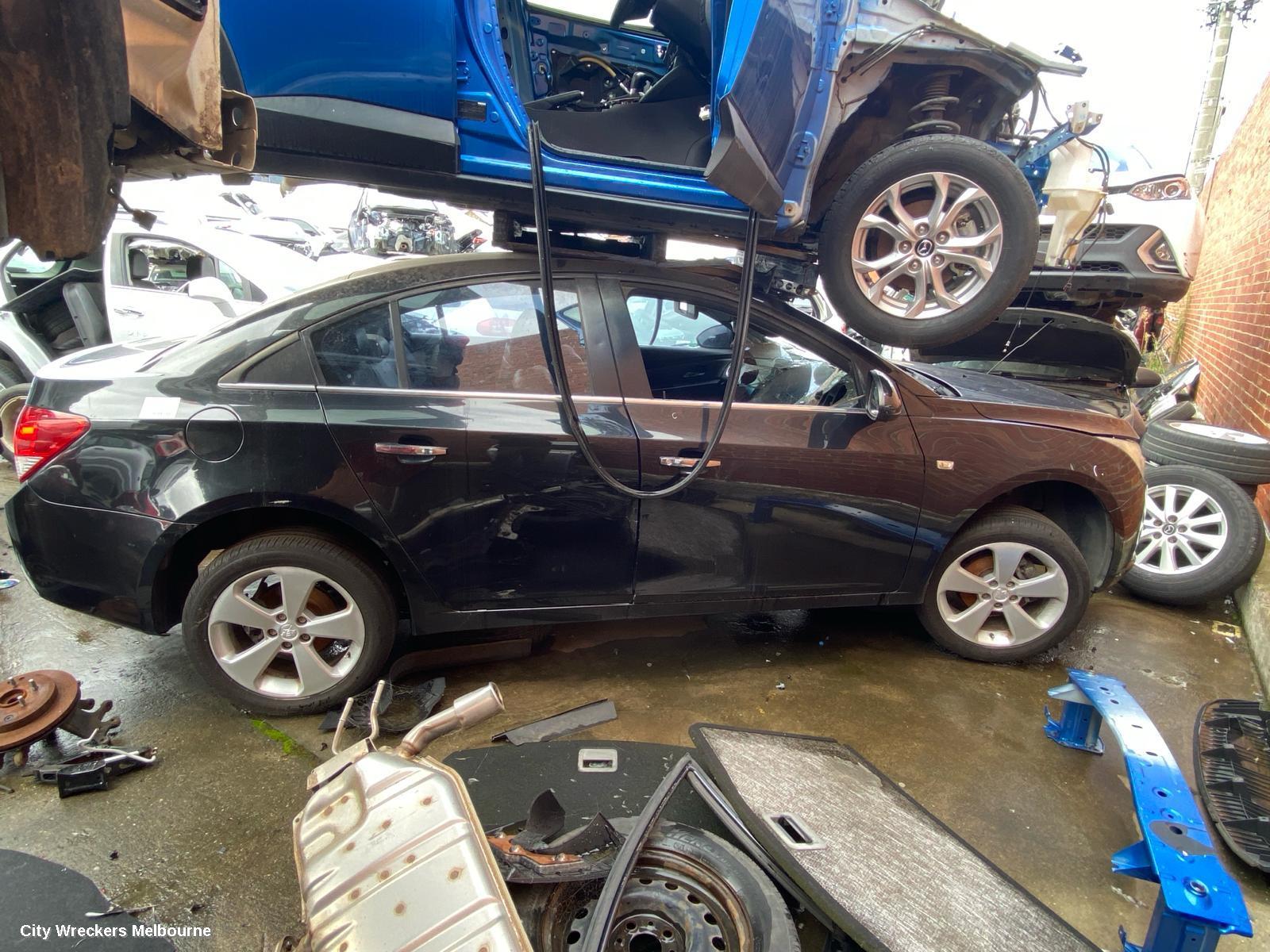 HOLDEN CRUZE LEFT GUARD, JG-JH, CD/CDX/EQUIPE/Z SERIES, W/ INDICATOR, NON SKIRT TYPE, 03/2009 - 12/2014