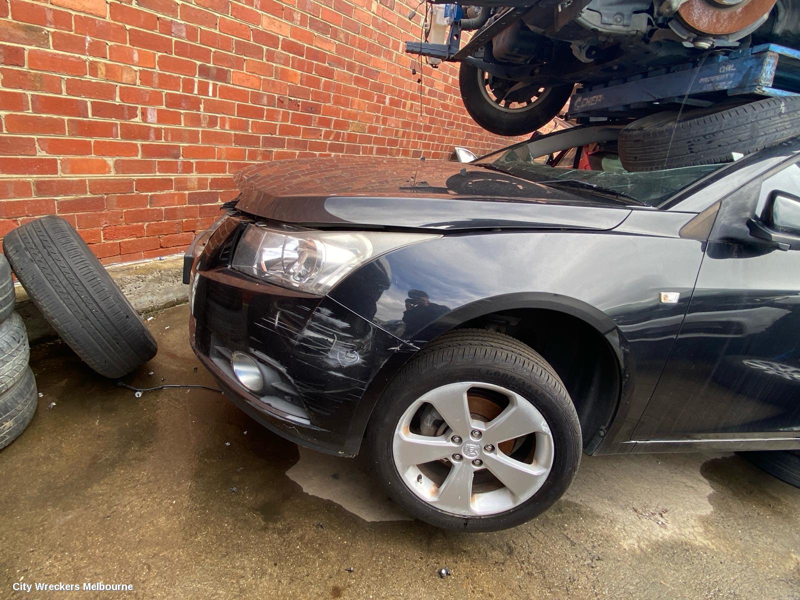 HOLDEN CRUZE LEFT GUARD, JG-JH, CD/CDX/EQUIPE/Z SERIES, W/ INDICATOR, NON SKIRT TYPE, 03/2009 - 12/2014