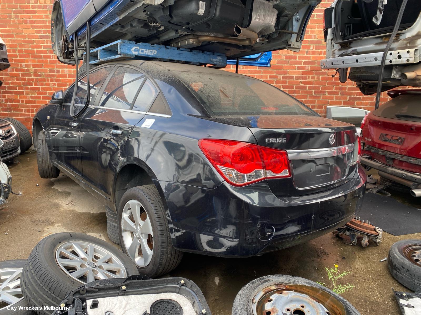 HOLDEN CRUZE LEFT GUARD, JG-JH, CD/CDX/EQUIPE/Z SERIES, W/ INDICATOR, NON SKIRT TYPE, 03/2009 - 12/2014