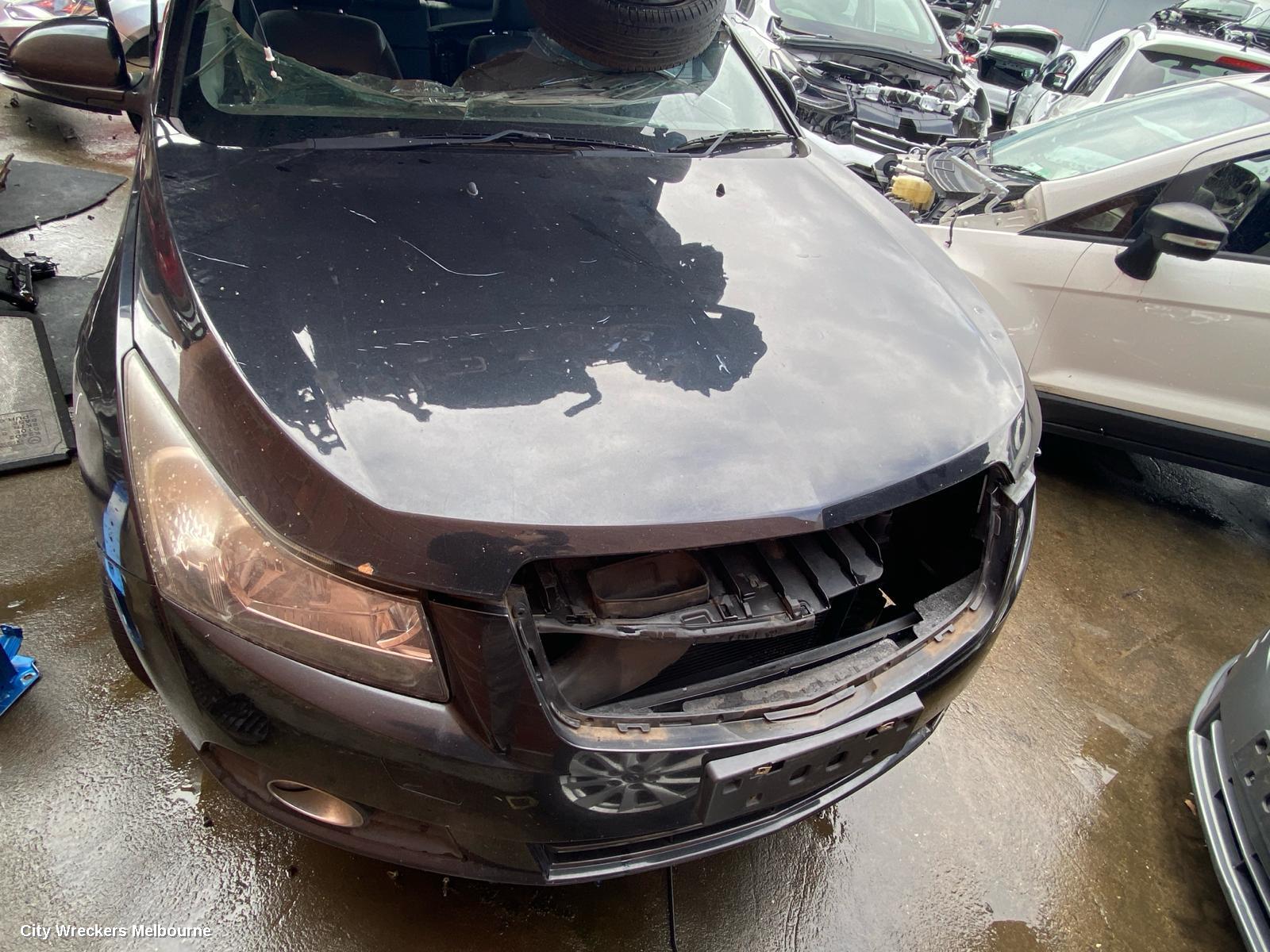 HOLDEN CRUZE LEFT GUARD, JG-JH, CD/CDX/EQUIPE/Z SERIES, W/ INDICATOR, NON SKIRT TYPE, 03/2009 - 12/2014