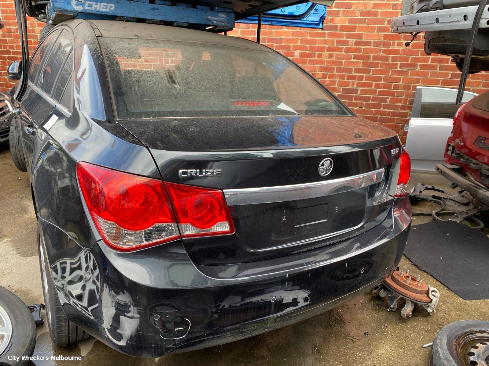 HOLDEN CRUZE LEFT GUARD, JG-JH, CD/CDX/EQUIPE/Z SERIES, W/ INDICATOR, NON SKIRT TYPE, 03/2009 - 12/2014