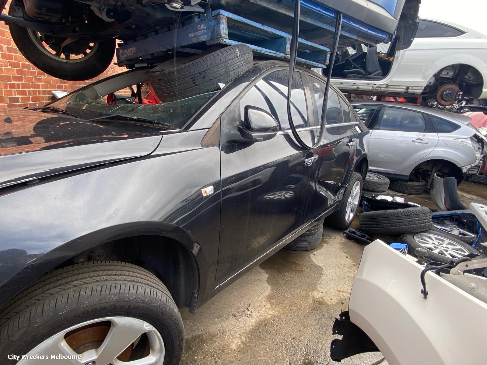 HOLDEN CRUZE LEFT GUARD, JG-JH, CD/CDX/EQUIPE/Z SERIES, W/ INDICATOR, NON SKIRT TYPE, 03/2009 - 12/2014