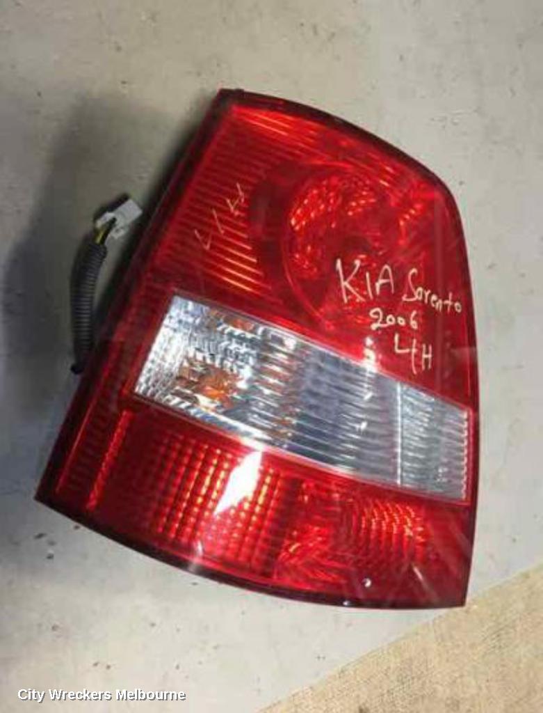 KIA SORENTO LEFT TAILLIGHT, BL, IN BODY, 02/2003 - 10/2006