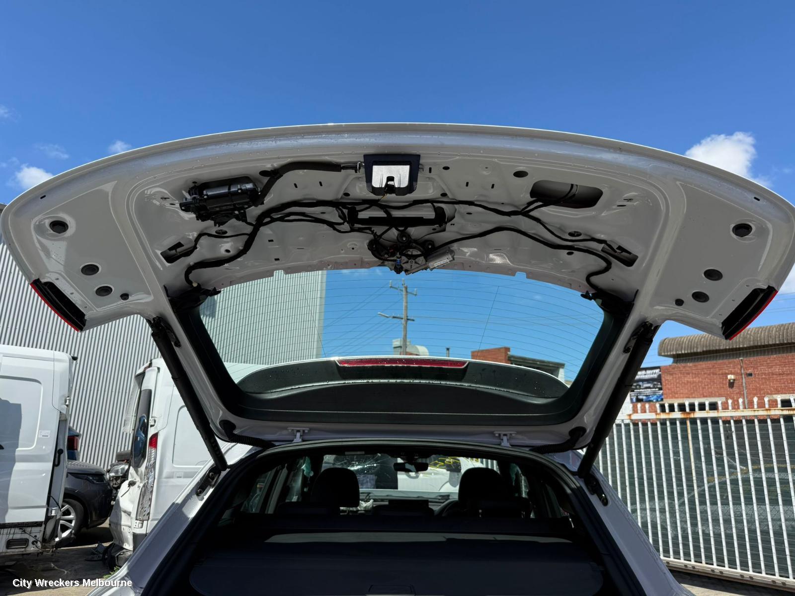 AUDI Q5 RIGHT FRONT DOOR WINDOW, FY, GREEN TINT TYPE, 02/2017 - 02/2025