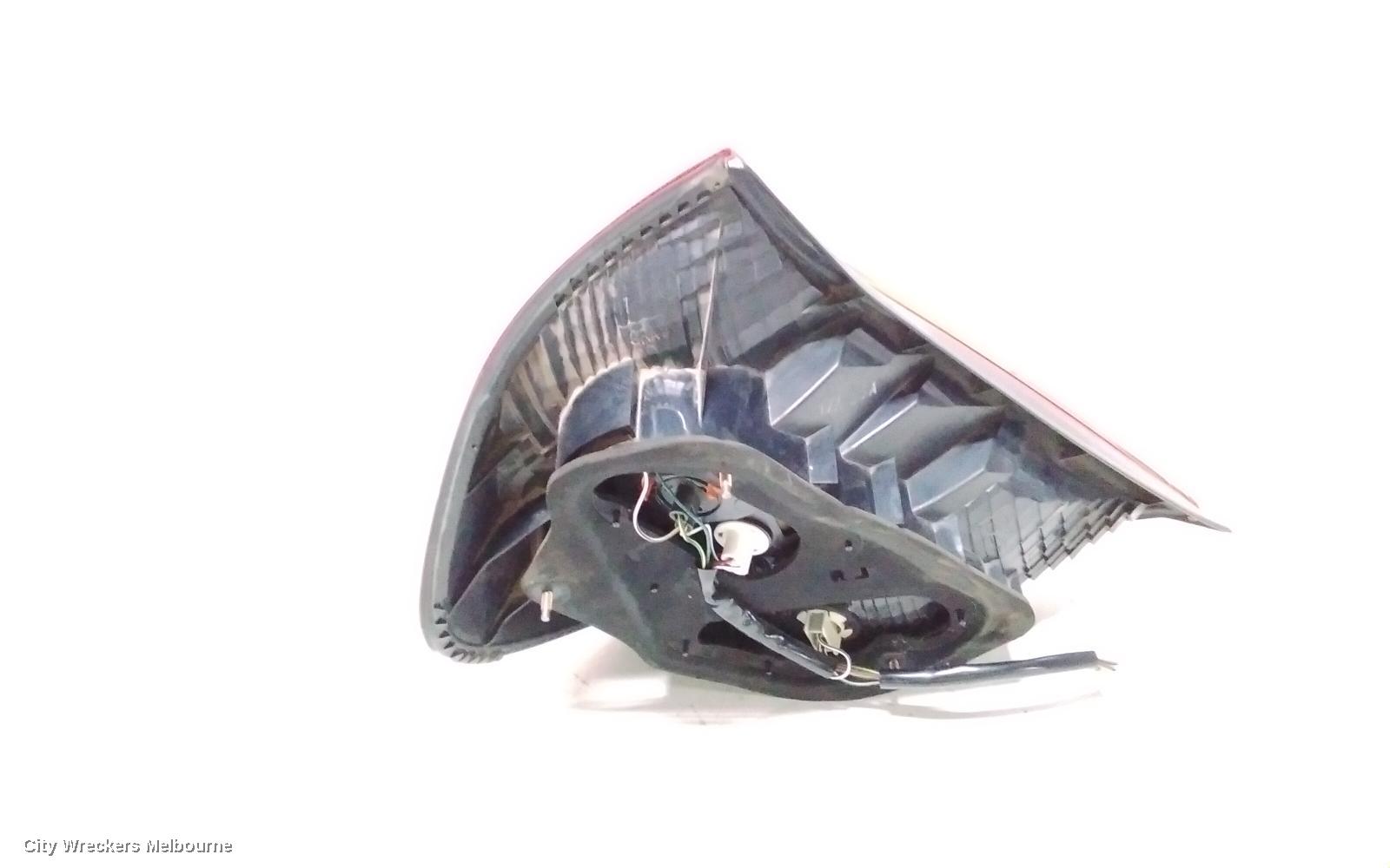 TOYOTA CAMRY RIGHT TAILLIGHT, SK36, REVERSE LAMP IN CENTRE, 08/2002 - 09/2004