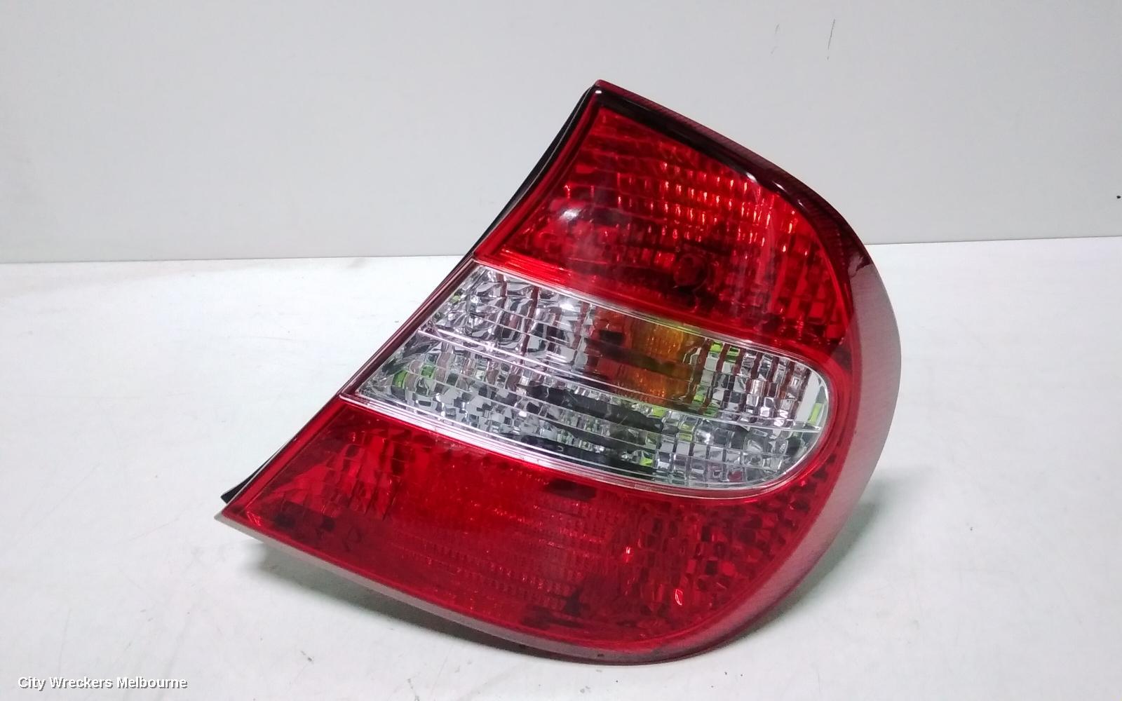 TOYOTA CAMRY RIGHT TAILLIGHT, SK36, REVERSE LAMP IN CENTRE, 08/2002 - 09/2004