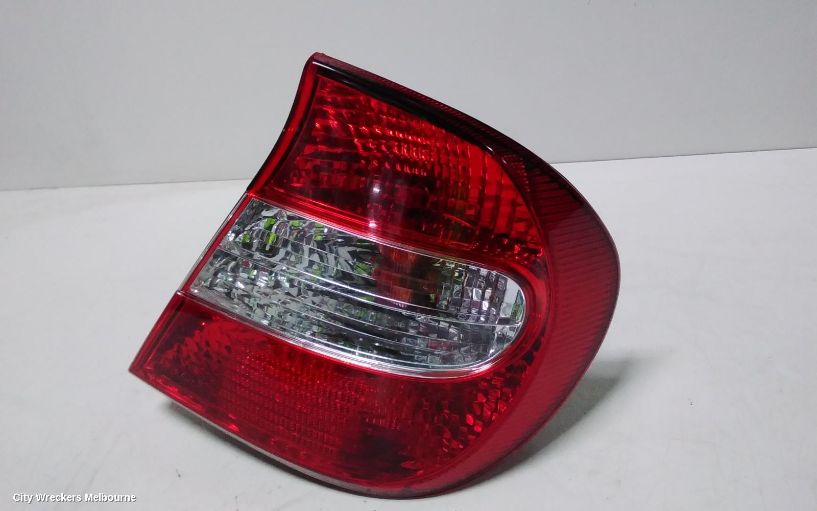 TOYOTA CAMRY RIGHT TAILLIGHT, SK36, REVERSE LAMP IN CENTRE, 08/2002 - 09/2004
