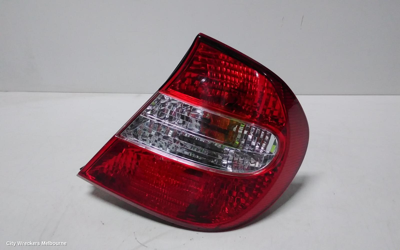 TOYOTA CAMRY RIGHT TAILLIGHT, SK36, REVERSE LAMP IN CENTRE, 08/2002 - 09/2004