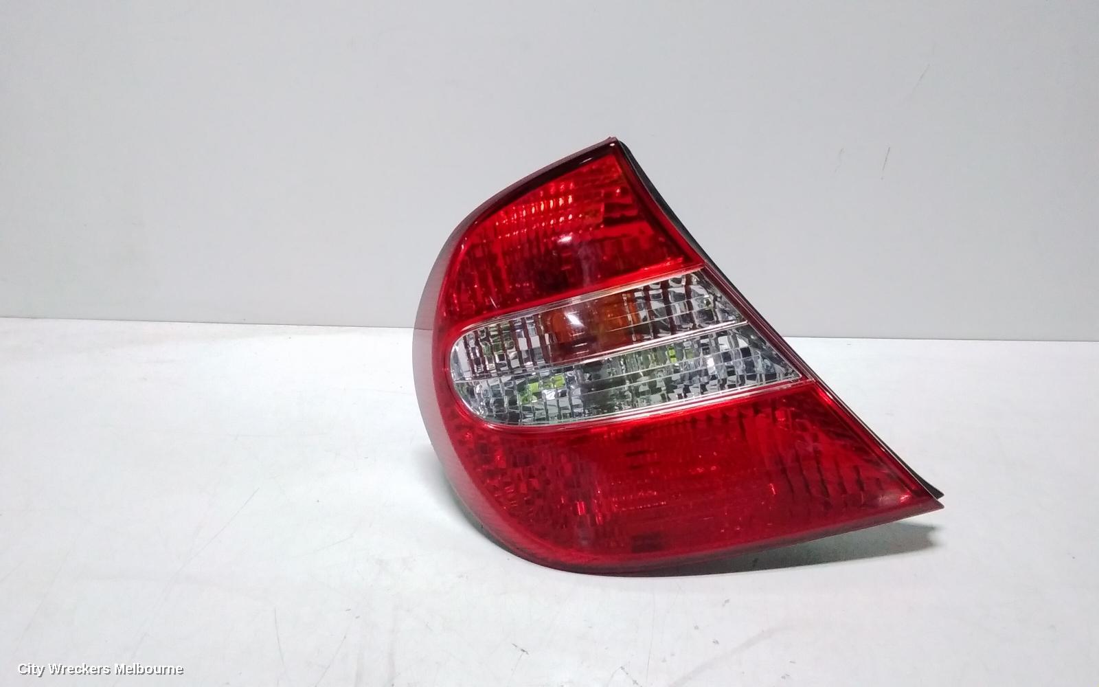 TOYOTA CAMRY LEFT TAILLIGHT, SK36, REVERSE LAMP IN CENTRE, 08/2002 - 09/2004