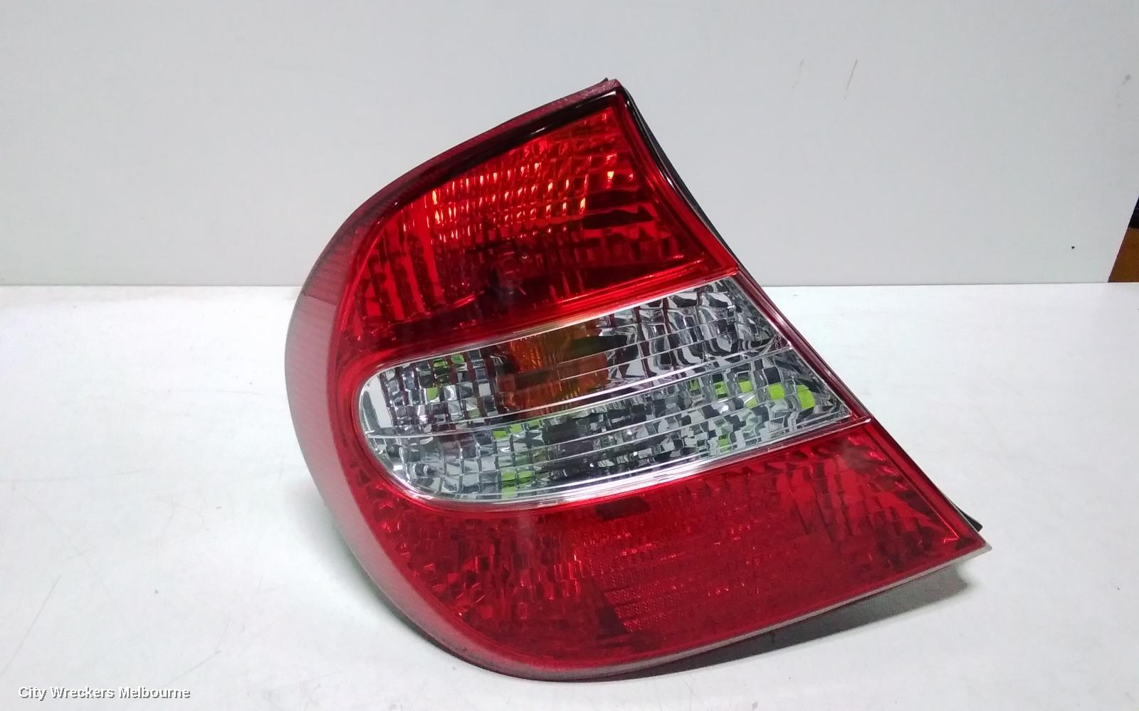 TOYOTA CAMRY LEFT TAILLIGHT, SK36, REVERSE LAMP IN CENTRE, 08/2002 - 09/2004