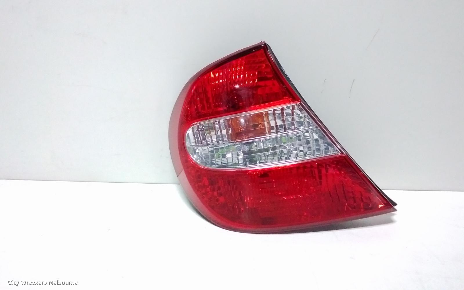 TOYOTA CAMRY LEFT TAILLIGHT, SK36, REVERSE LAMP IN CENTRE, 08/2002 - 09/2004